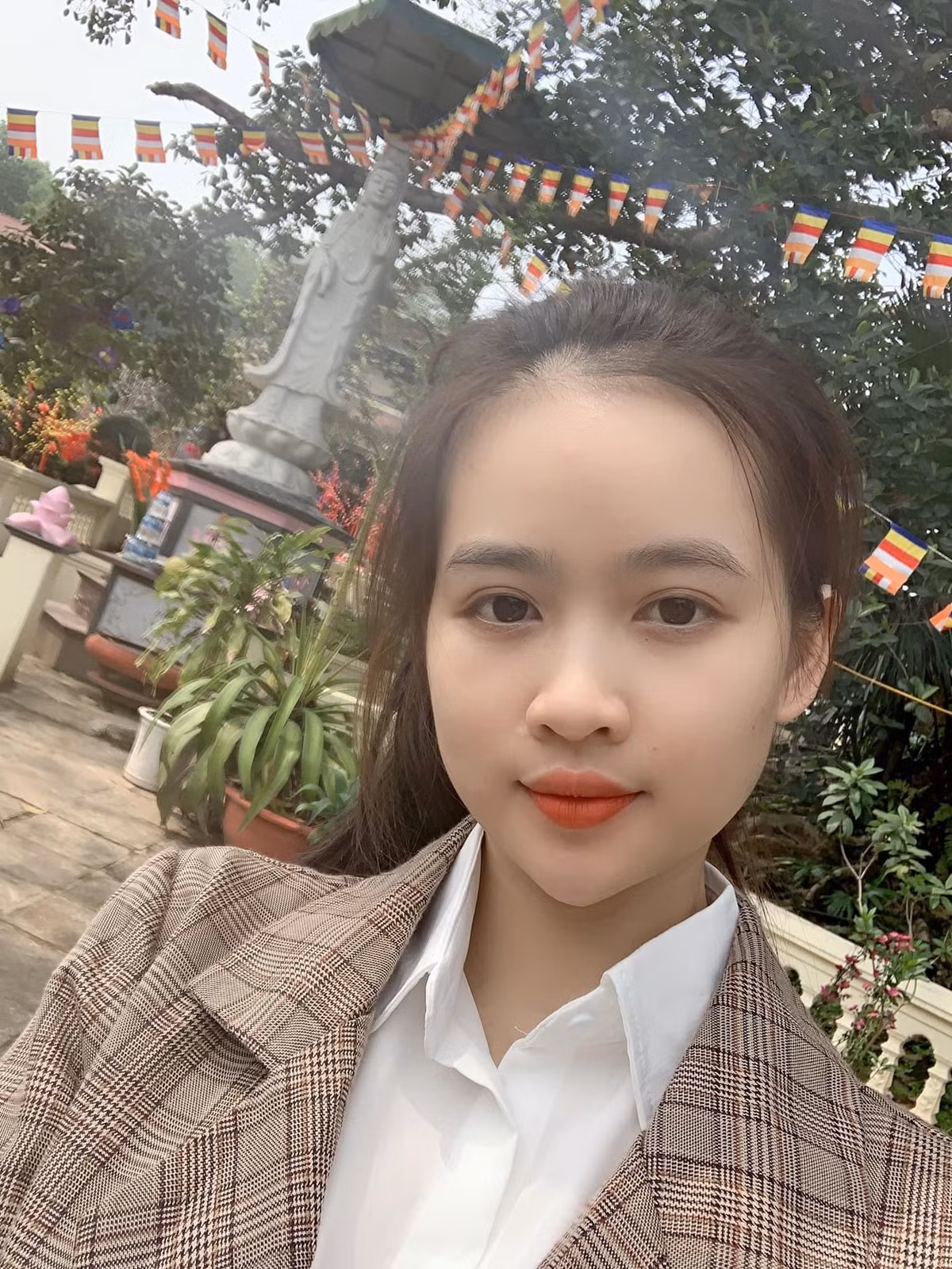 Giữa hàng trăm thanh niên đi nghĩa vụ ở Yên Bái, sự xuất hiện của cô gái trẻ xinh đẹp tình nguyện đi theo tiếng gọi của Tổ quốc càng khiến nhiều người ngợi khen.