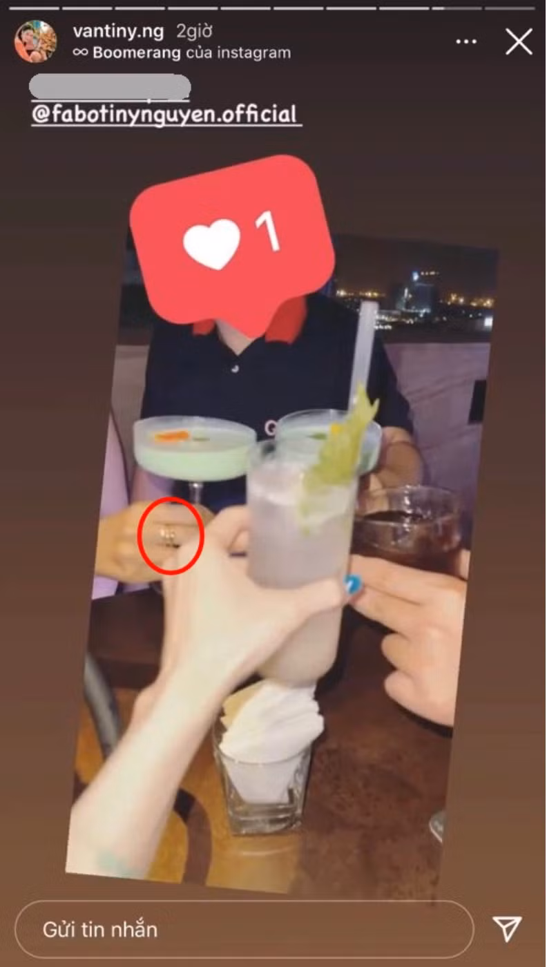 Cụ thể, hot girl Vân Tiny đăng ảnh nhóm 4 người đi chơi cuối tuần. Tuy nhiên nàng dâu hào môn lại chỉ tag Fabo Nguyễn và Đ.M.Q mà không nhắc nhở gì đến người còn lại.