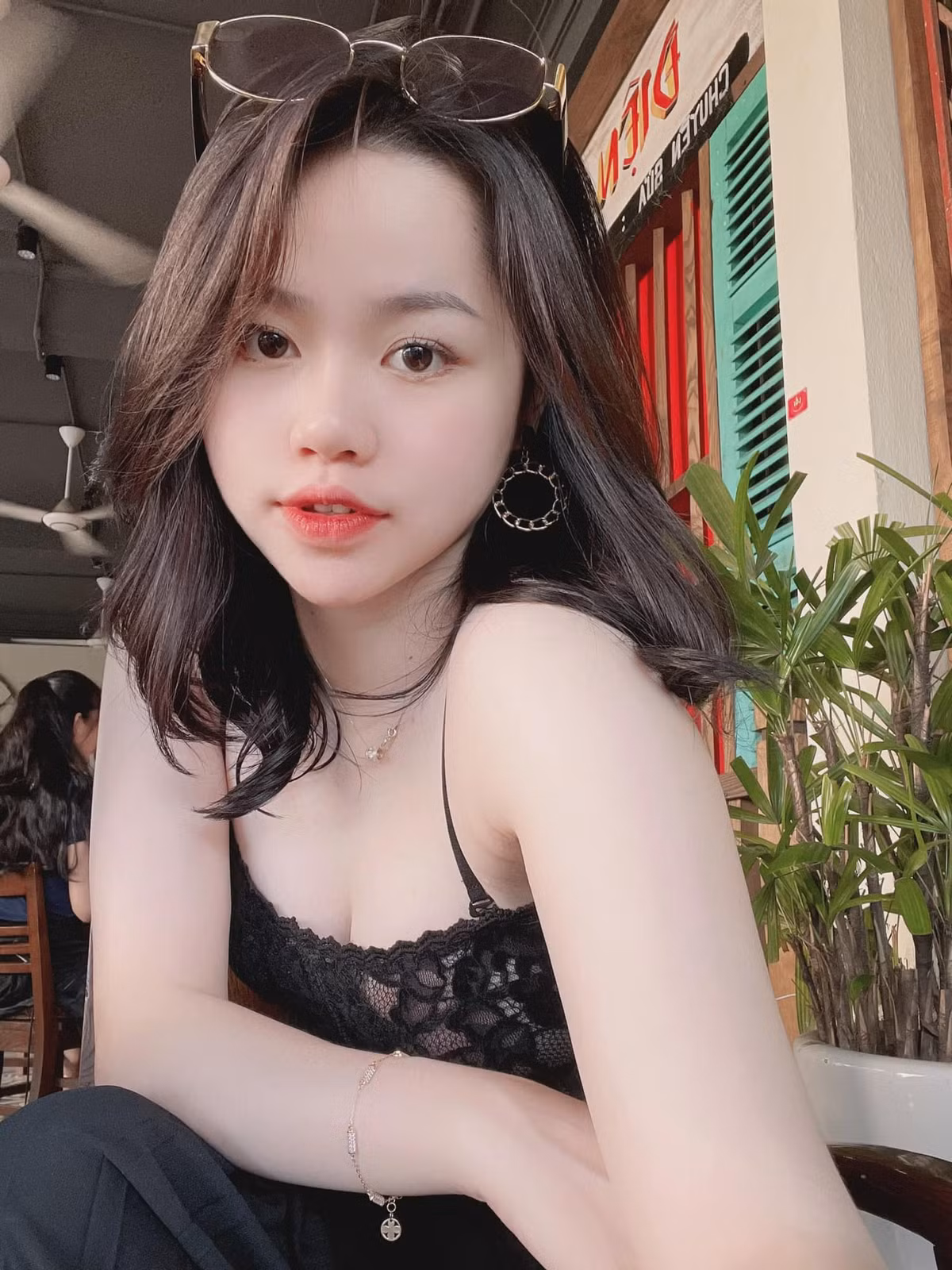 Bẵng đi một thời gian khi sự chú ý của cộng đồng mạng với cô nàng giảm đi, nhiều người đã tỏ ra vô cùng bất ngờ khi nhìn thấy những hình ảnh mới dạo gần đây của cô. Huỳnh Anh mặc chiếc áo ren hai dây, make up nhẹ nhàng chụp ảnh mà khiến ai nấy cũng đều mê mẩn.