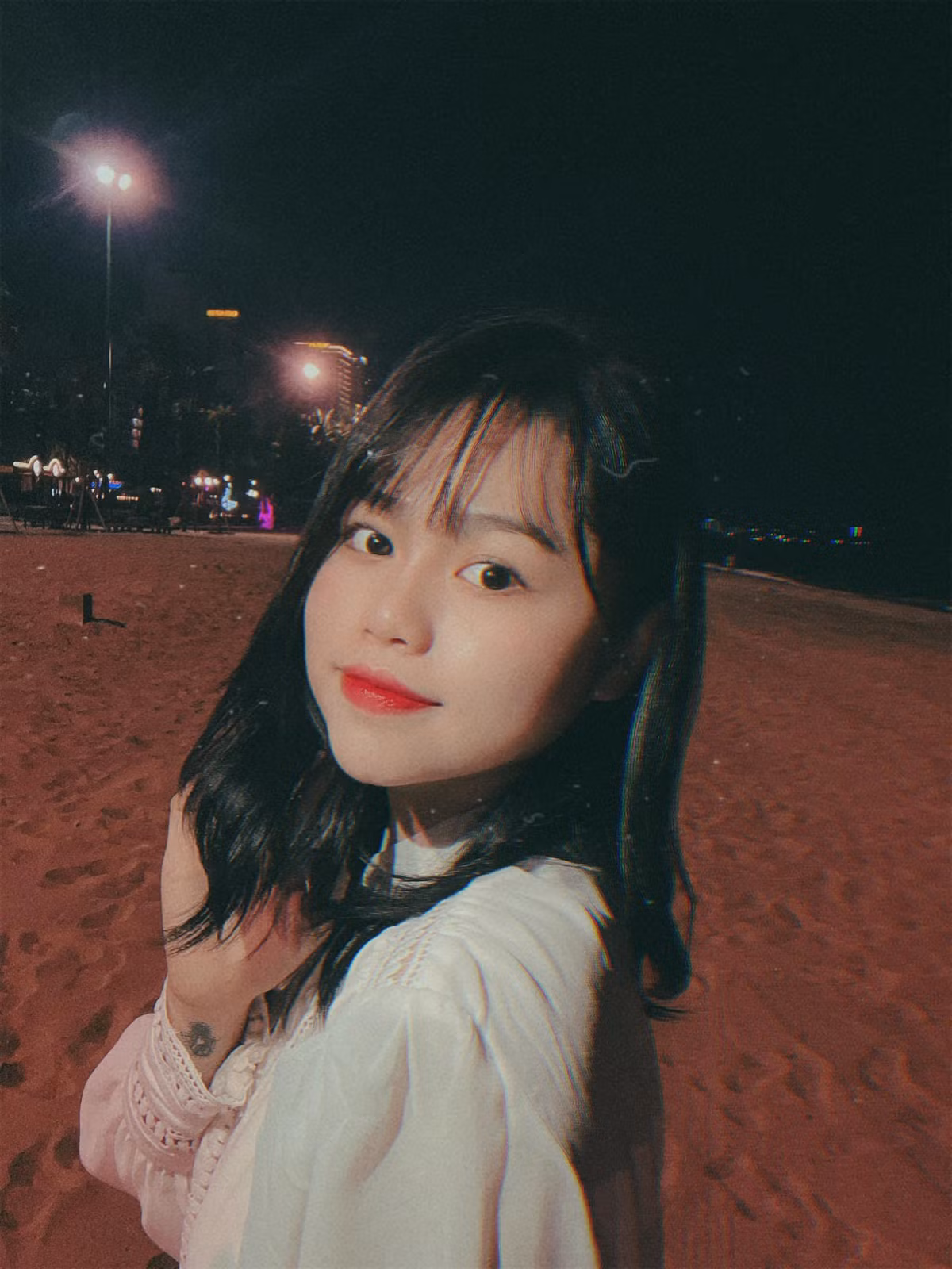 Cô nàng thay đổi từ kiểu make up đến phong cách ăn mặc trông nhẹ nhàng, dễ thương hơn.