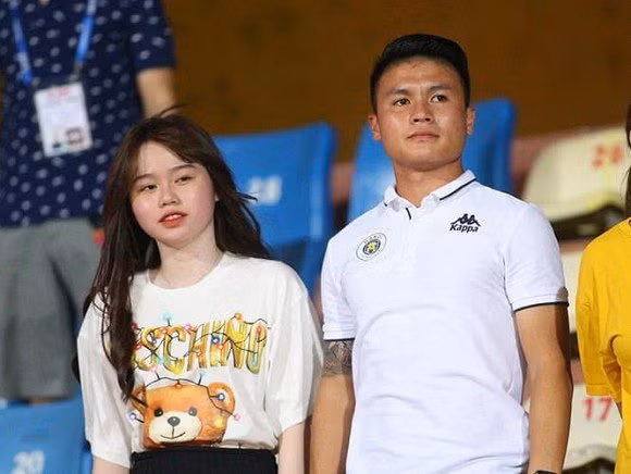 Mặc dù Quang Hải và Huỳnh Anh đã "đường ai nấy đi" khá lâu, thế nhưng mỗi lần nhắc đến tên chàng cầu thủ là cộng đồng mạng lại nhớ đến cô bạn gái đầy thị phi một thời.