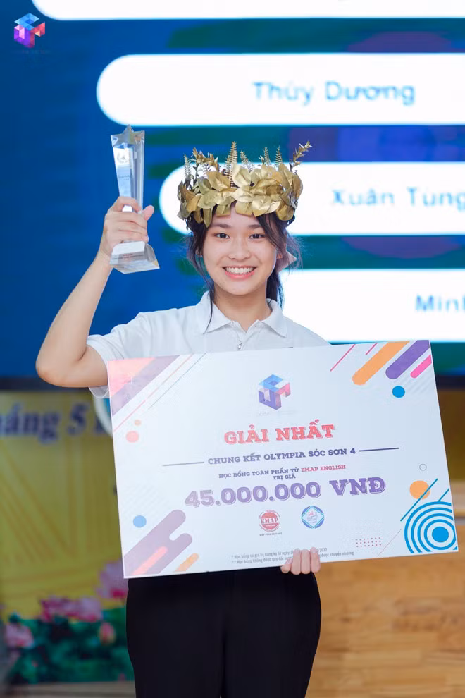 Thùy Dương được dân mạng khen ngợi vì sở hữu gương mặt xinh xắn, các nét mắt mũi miệng đều hài hòa. Đặc biệt nụ cười của hot girl Đường lên đỉnh Olympia đã khiến bao anh chàng xao xuyến.