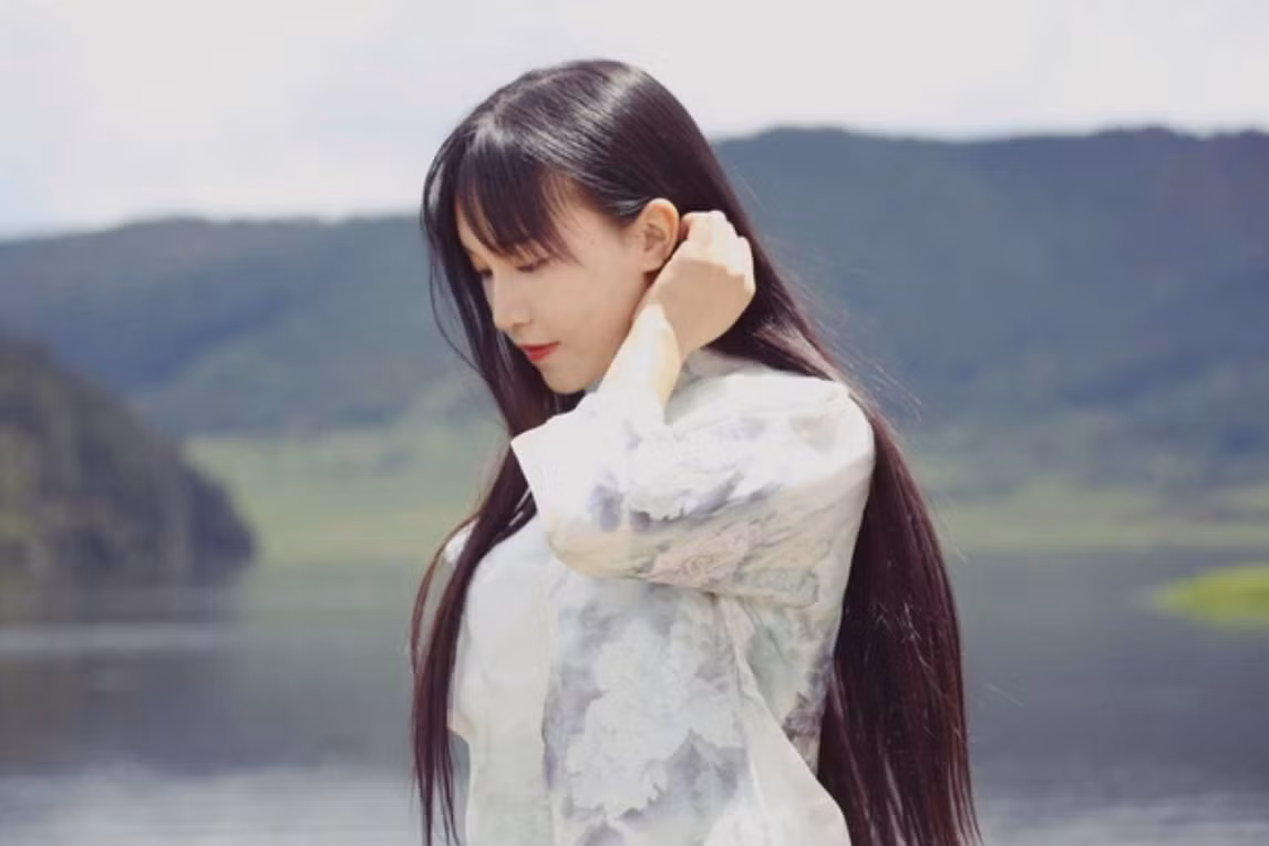 Xuất hiện trong các clip của mình, Youtuber Lý Tử Thất còn gây ấn tượng bởi nhan sắc xinh đẹp, mộc mạc. "Thần tiên tỷ tỷ", "tiên nữ đồng quê"... là một vài danh xưng mà fan hâm mộ vẫn dành cho cô nàng đến từ Trung Quốc này.