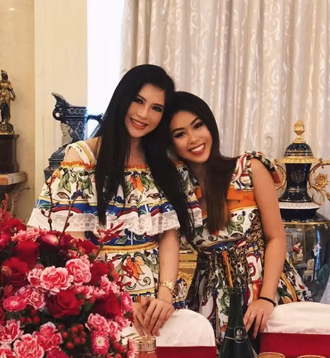 Mẹ ruột của Tiên Nguyễn gia đình vốn khó khăn nên từ nhỏ, bà đã có tính tự lập cao. Bà từng làm gia sư tiếng Anh trước khi bén duyên với điện ảnh.