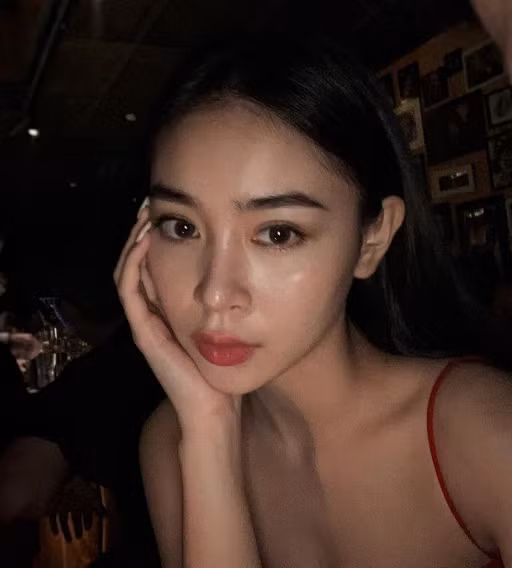 Không chỉ xinh đẹp, gợi cảm Diệu Linh còn gây ấn tượng không kém khi sở hữu thành tích học tập "khủng" như: đạt IELTS 7.0, từng theo học chuyên ngành về tài chính và kinh doanh tại trường Mander Portman Woodward London College. Hiện tại hot girl 2k là sinh viên trường Đại học RMIT (TP.HCM).