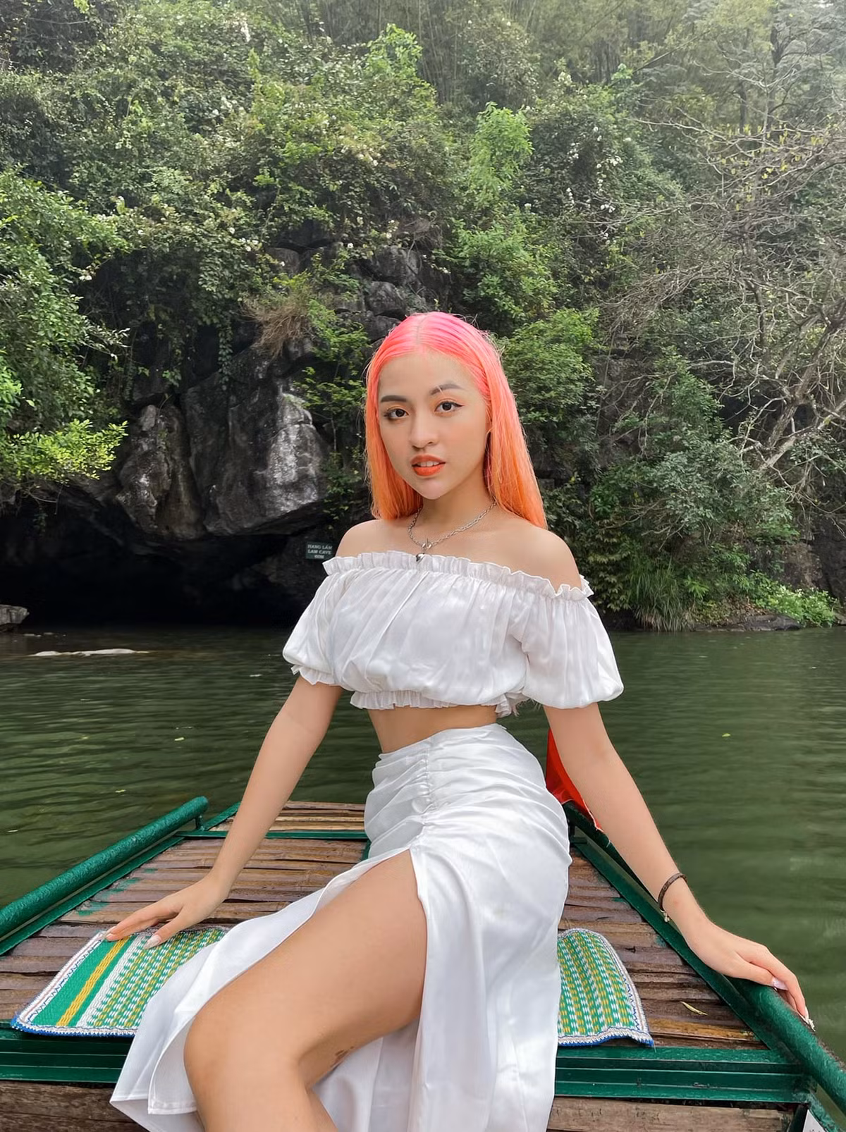 Cũng giống như nhiều hot girl khác, Trần Thanh Tâm mới đây đã gặp ngay "tai nạn" sống ảo trong chuyến đi chơi ở Ninh Bình.
