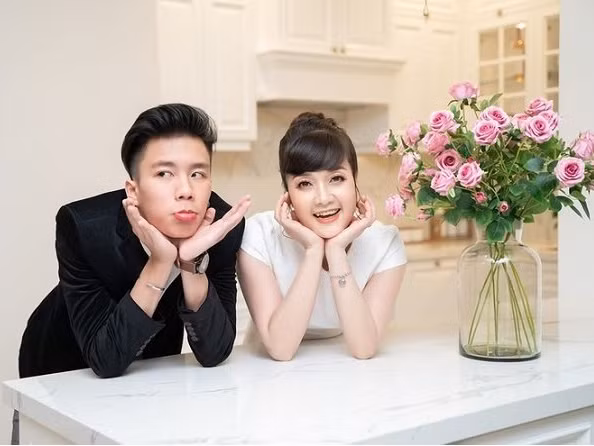 Hiện tại, con trai Vân Dung đã 19 tuổi, lột xác thành một chàng trai cao lớn. Khi đứng cạnh mẹ, cậu rất ra dáng, chững chạc.