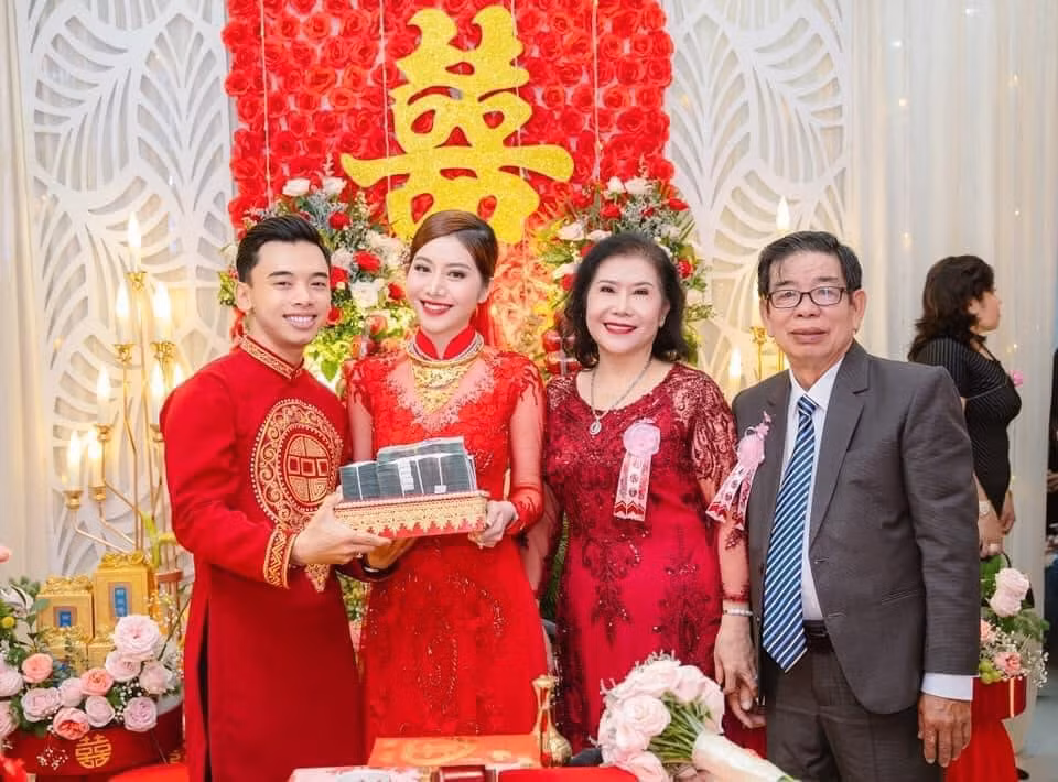 Những hình ảnh về màn trao của hồi môn "khủng" của cô dâu ở An Giang hiện đang được cư dân mạng lan truyền dữ dội. Theo đó, cô dâu tên là L.M.N, hình ảnh này cũng được cô chia sẻ thể hiện sự phấn khởi trong ngày vui của bản thân.