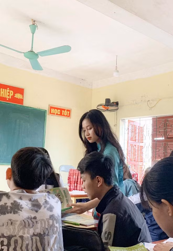 Trước đó, trên MXH cũng xôn xao với hình ảnh chụp lén một nữ giáo viên diện áo dài xanh đứng lớp dạy học sinh.