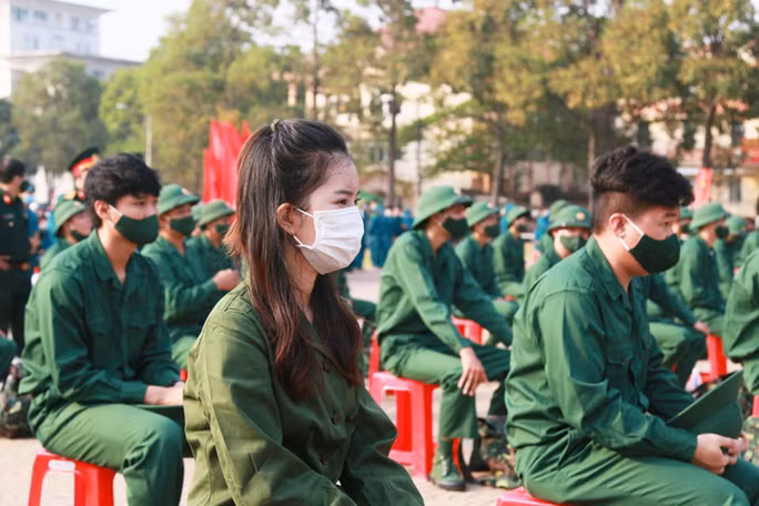 Giữa hàng trăm tân binh nam, Võ Thị Thu Ngà (23 tuổi, ngụ phường Thành Nhất, TP Buôn Ma Thuột, tỉnh Đắk Lắk) là nữ tân binh duy nhất của tỉnh Đắk Lắk lên đường thực hiện nghĩa vụ quân sự.