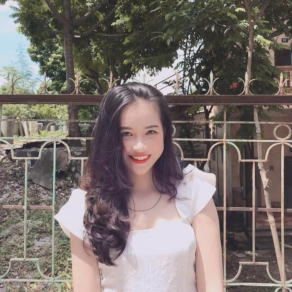 Sở hữu khuôn mặt xinh xắn, nụ cười duyên dáng cùng vóc dáng mảnh mai Hoàng Thanh vẫn vô cùng nổi bật dù khoác lên mình bộ quân phục.