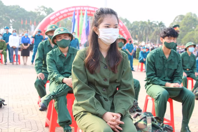 Nữ tân binh trẻ dù đã có công việc nhưng cô vẫn tự nguyện viết đơn nhập ngũ.