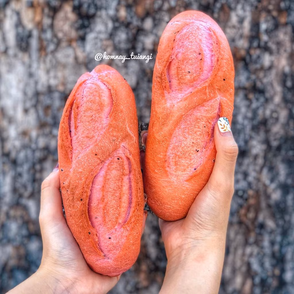 Trước đó, giữa lúc thanh long đang "kêu cứu", những chiếc bánh mì được làm từ loại quả ngọt lành thế này được ra đời, nhanh chóng trở thành tâm điểm chú ý đối với người dân Sài Gòn. Ảnh: Zing.