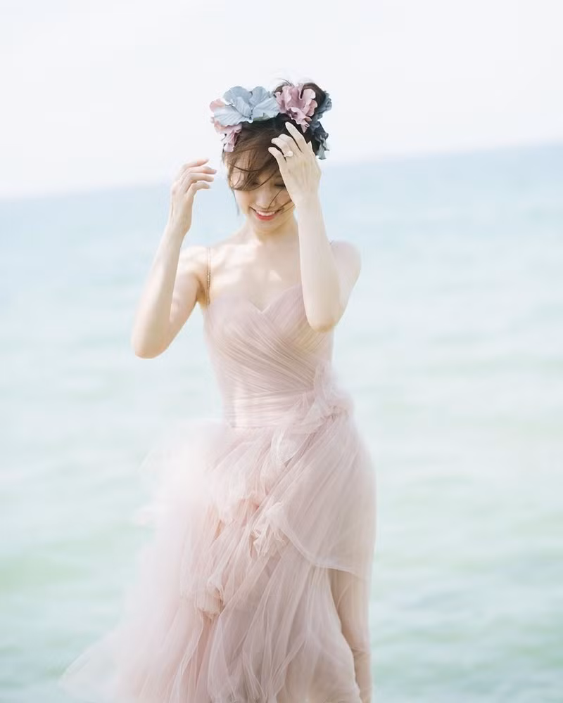 Hari Won đăng ảnh váy công chúa đẹp lung linh bên biển với chia sẻ: "Giờ mới biết cám ơn cuộc sống bình thường... Muốn quay lại như trước", được cho là ẩn ý mong muốn dịch bệnh chóng qua.