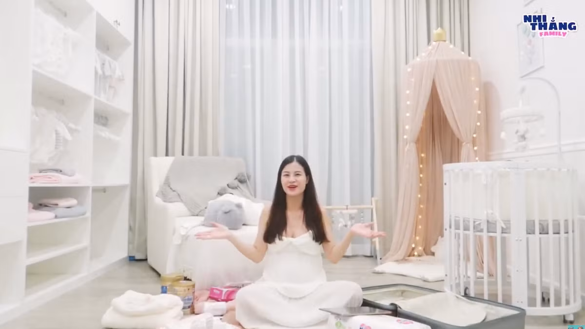 Chưa đầy 2 tháng nữa, Đông Nhi - Ông Cao Thắng sẽ chính thức chào đón con gái đầu lòng. Mới đây, nữ ca sĩ rất hào hứng khoe căn phòng chuẩn bị cho công chúa nhỏ.