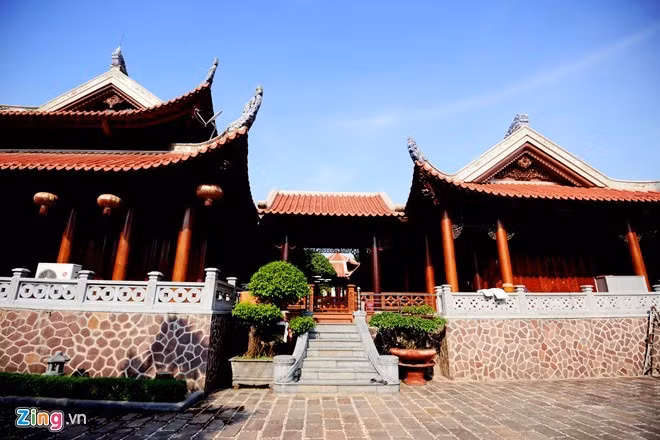Toàn bộ khuôn viên gồm có 4 nhà, hai chòi và một hầm rượu. Riêng nhà khách được xây dựng trên 400 m2 đất, dài 28 m, rộng 14 m, nền móng cao 2,8 m với 46 cột gỗ có đường kính từ 1,2 - 1,4 m. Nhà dựng theo phong cách cổ 100% bằng gỗ, lợp ngói, chia thành 5 gian, 2 chái. Ảnh: Zing.
