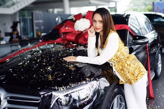 3 chiếc xe Hương Giang mua trong năm 2018, nhẩm tính ước chừng cũng có tổng giá trị khoảng hơn 8 tỷ đồng. Ảnh: FBNV.
