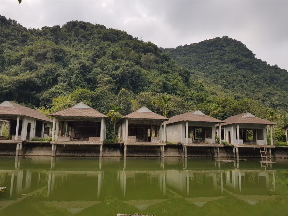 Cách khu du lịch sinh thái Thung Nham vài trăm mét là dãy nhà xây dựng dở dang, hiện đang bỏ hoang
