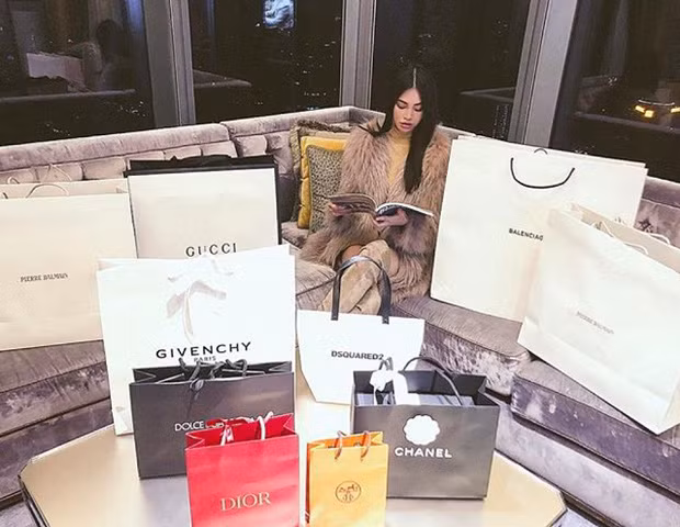 Tương tự, Hoa hậu "rich kid" Jolie Nguyễn cũng tuyên bố mỗi tháng bỏ ra tầm nửa tỷ để mua sắm đồ hiệu.