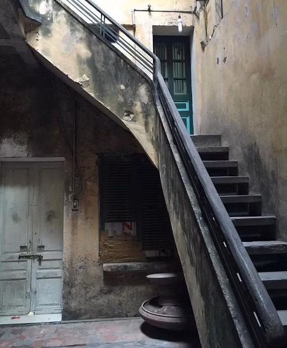 Trải qua 2 thế kỷ, tường của ngôi nhà đã có chỗ lớp sơn bóc tróc. Nhiều khách đến chơi khuyên ông nên sửa lại, nhưng ông đều bỏ ngoài tai vì muốn giữ lại những gì thuộc về quá khứ. Ảnh: Homedy.