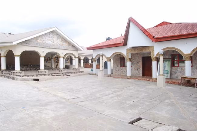 Alaafin sống trong cung điện có 200 ngôi nhà và thu hút nhiều người đến tham quan.