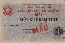 Trung bình, mỗi người dân được tiêu chuẩn 1,5 lạng thịt/tháng, cán bộ nhà nước được cao hơn, từ 3-5 lạng/tháng tùy cấp bậc. Ảnh: GDVN.