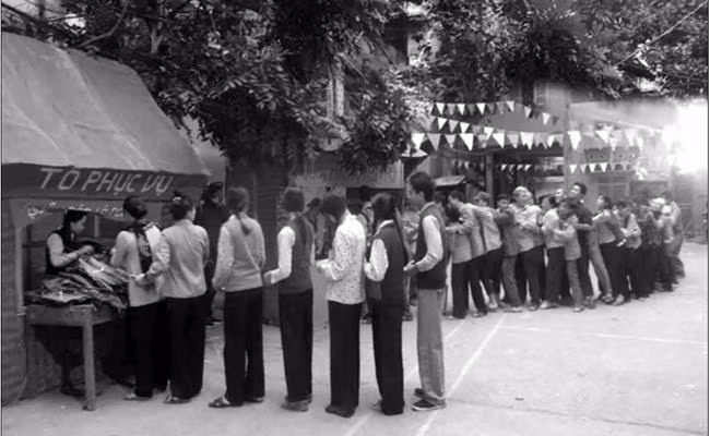 Ở thời kỳ bao cấp, mọi người đều phải xếp hàng mua lương thực, thực phẩm tại các cửa hàng mậu dịch. Ảnh: Dân Việt.