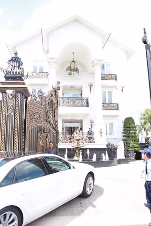Căn biệt thự có bốt canh dành riêng cho bảo vệ này là nơi bà Thủy Tiên sống cùng chồng (doanh nhân Johnathan Hạnh Nguyễn) và hai con là Thảo Nguyễn - Hiếu Nguyễn.