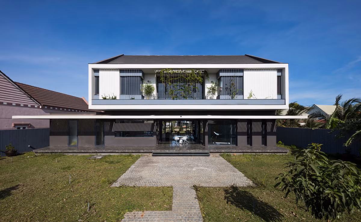 Biệt thự gồm một tòa nhà đơn giản chính giữa, được bao quanh bởi khu vườn phía trước và vườn cây phía sau.
