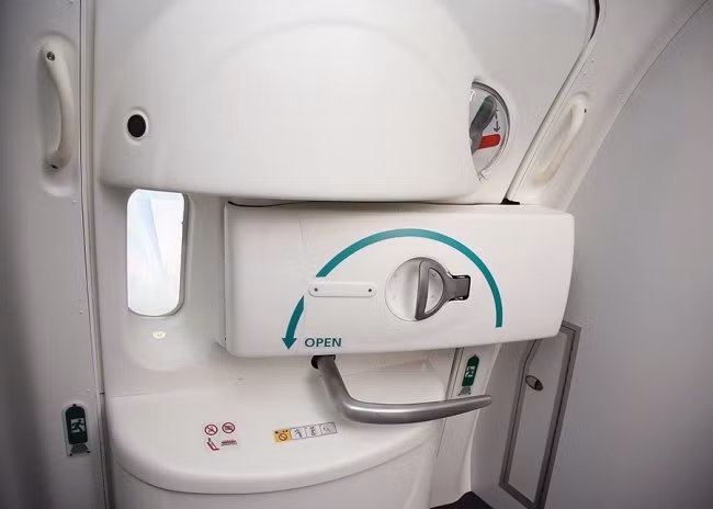 Tay nắm cửa ở phía trong máy bay ược thiết kế dành riêng cho tiếp viên hàng không trong trường hợp xảy ra sự cố trên máy bay. Khi tiếp viên mở cửa thoát hiểm, có thể xảy ra trường hợp hành khách hoảng loạn, xô vào khiến tiếp viên bị ngã hay thậm chí xô tiếp viên ra khỏi máy bay. Tay nắm này giúp tiếp viên đảm bảo an toàn cho bản thân.