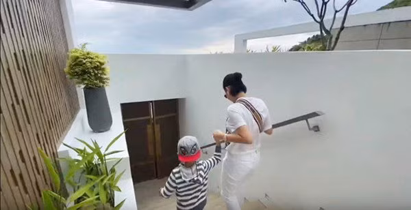 Lối xuống căn biệt thự thiết kế ấn tượng như xuống một căn hầm.