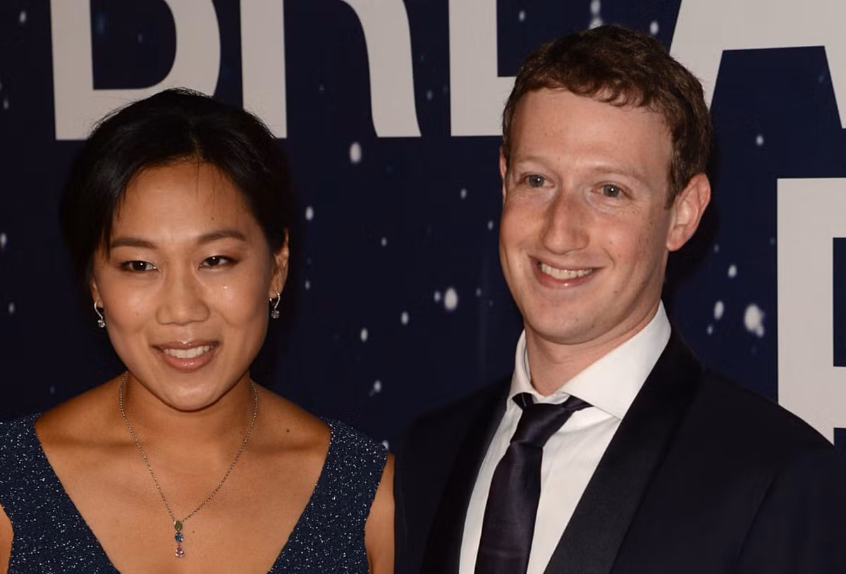 Việc trao tặng này đưa Zuckerberg bước vào đội ngũ những tỷ phú đã trao tặng phần lớn tài sản của mình cho mục đích từ thiện như Warren Buffet và Bill Gates. Điều khác biệt là Zuckerberg đã bắt đầu hành động này ở độ tuổi còn khá trẻ, 31 tuổi.