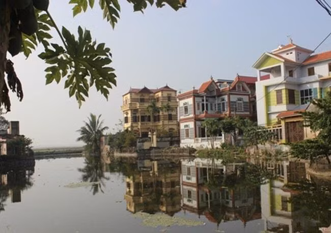 Nhiều năm nay, làng Miêng Thượng (xã Hoa Sơn, Ứng Hòa, Hà Nội) đã thay da đổi thịt, trở thành ngôi làng sinh ra rất nhiều tỷ phú. Ảnh: Dân Việt.