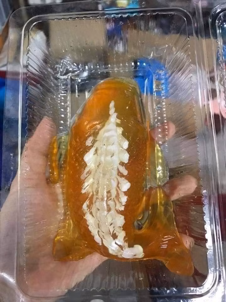 Trong đó, xôi cá chép có thêm nhân làm bằng thịt xào nấm giá 110.000 đồng/con nặng khoảng 0,8kg. Mâm cá đơn và thỏi vàng 170.000 đồng, mâm vàng 170.000 đồng, mâm song ngư 220.000 đồng...