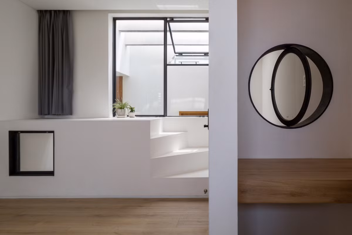 Sự kết hợp này tạo thành cấu trúc hai lớp, giảm thiểu tác động xấu từ môi trường trong khi vẫn đảm bảo thông gió hiệu quả, chiếu sáng vào ban ngày.