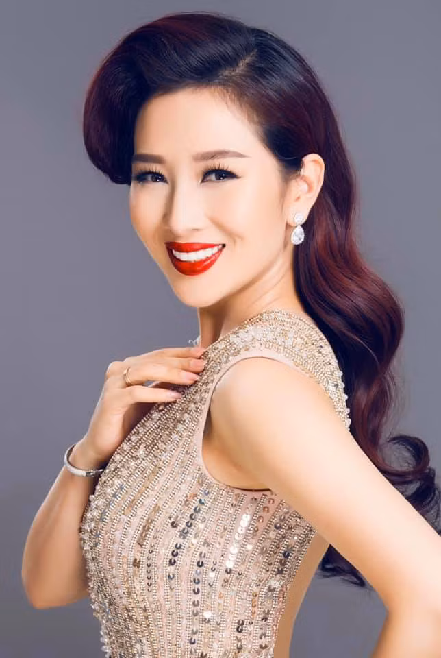 Mới đây, trên mạng xã hội xôn xao tin đồn Á hậu Quý bà Thế giới Thu Hương liên quan tới những đường dây bán dâm. Thậm chí, tài khoản mạng xã hội này còn khẳng định Thu Hương là "tú bà". Ảnh: FBNV.