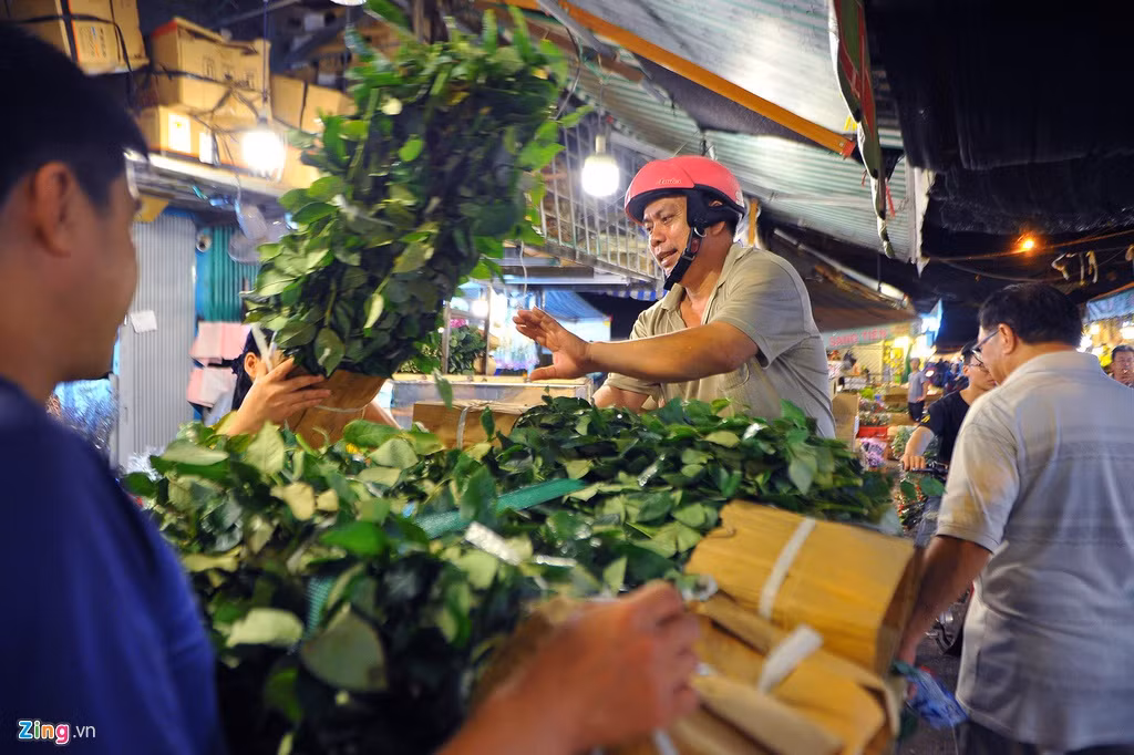 Năm nay, sau ngày Valentine, thị trường hoa tiếp tục đìu hiu do ảnh hưởng của dịch Covid-19, cộng thêm ngày 8/3 rơi vào chủ nhật, nên lượng mua giảm khá mạnh. Bù lại, nhiều tiểu thương cho biết họ nhận nhiều đơn đặt hàng từ các tỉnh hơn. Vì thế lượng hoa nhập tăng gấp đôi so với ngày thường, đặc biệt trong ngày 7/3.