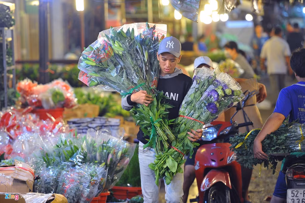 Nhiều tiểu thương thay vì chỉ bán nhành cây hoa thô như thường lệ, dịp này họ cắt tỉa thành từng bó để bán với giá tốt hơn. Khách hàng muốn tiết kiệm thời gian bó hoa có thể chọn loại sản phẩm này.