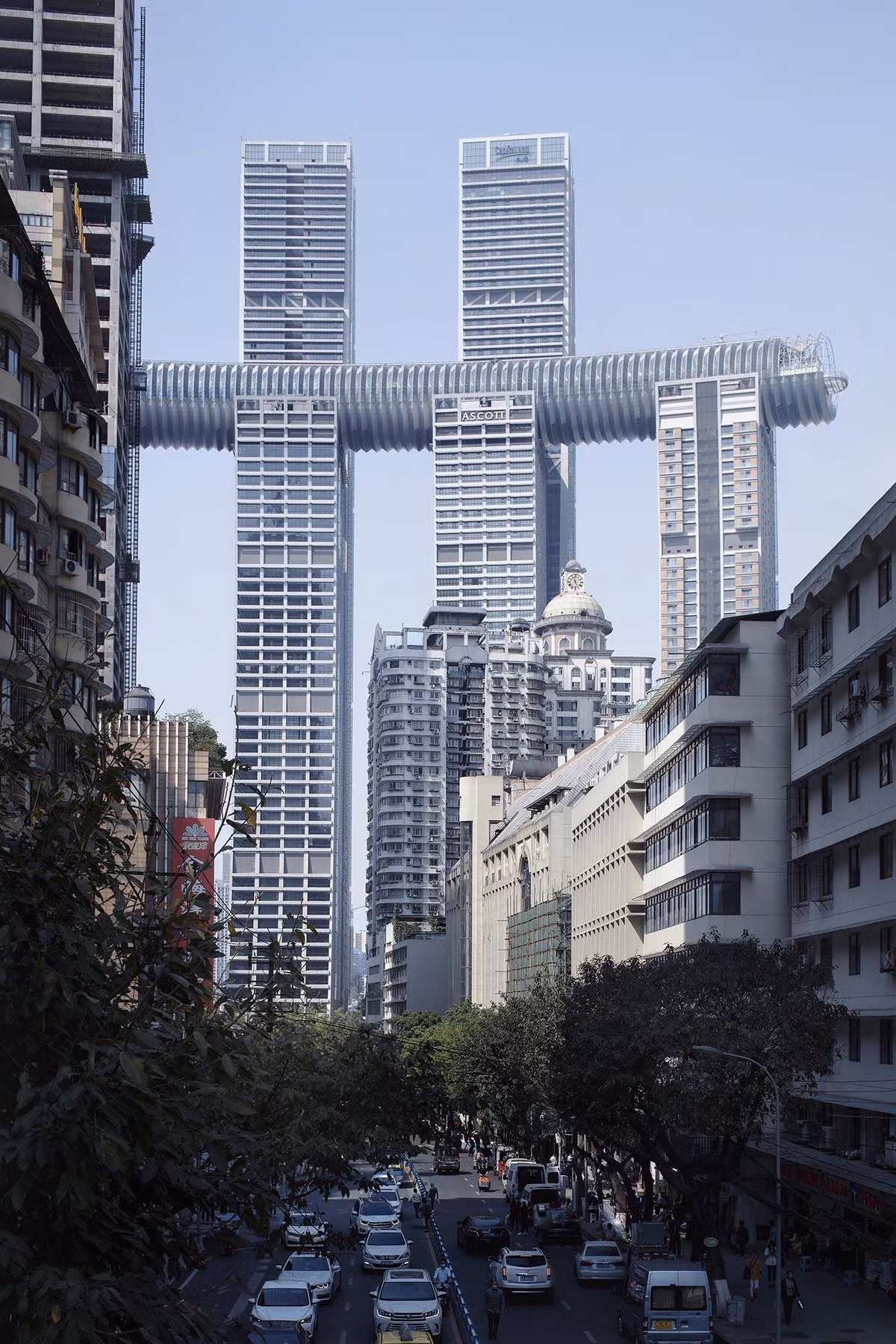 Tòa cao ốc The Crystal trải dài 300 m trên nóc 4 tòa tháp cao 250 m, và có cầu nối tới hai tòa nhà khác cao hơn.
