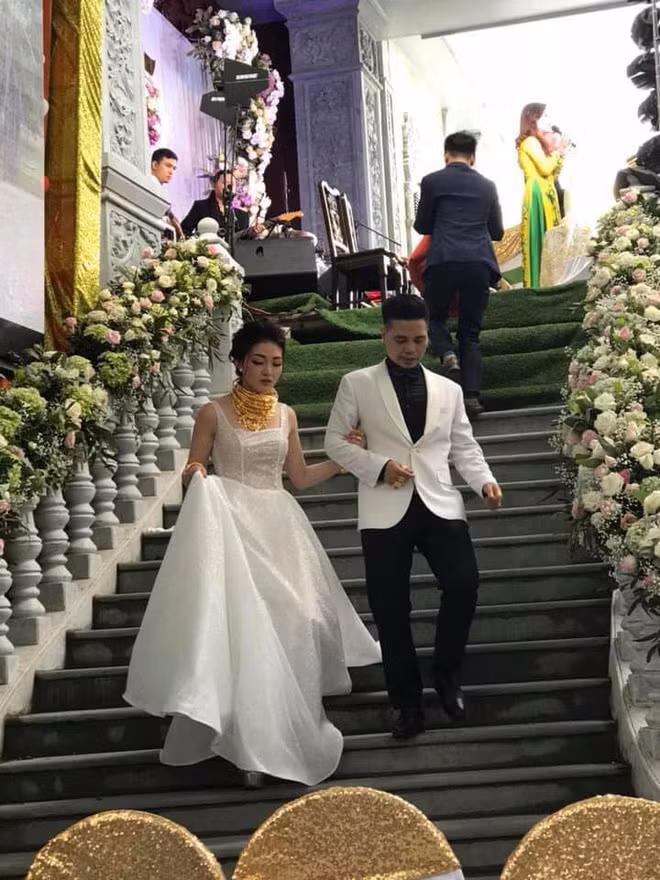Lâu đài tổ chức đám cưới là nơi Hương sinh và lớn lên. Rạp cưới được dựng và trang trí mất khoảng 1 tuần, tiền chụp ảnh cưới hết chừng 200 triệu đồng. Ảnh: Yan.