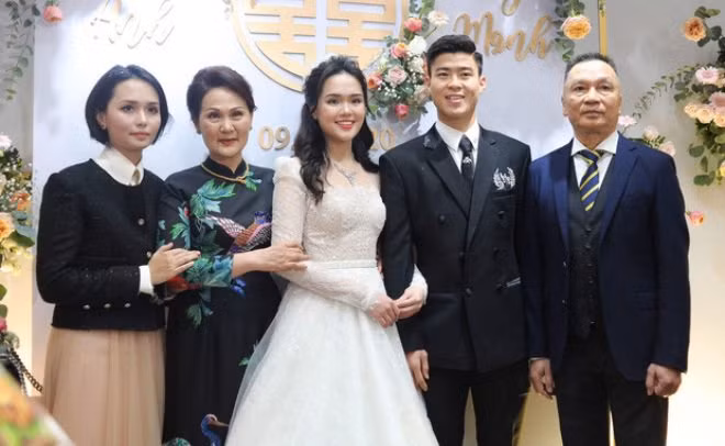 Tháng 2 vừa qua, giới hâm mộ bóng cả nước tưng bừng với đám cưới của chàng trung vệ Đỗ Duy Mạnh và cô dâu Quỳnh Anh - con gái đại gia Nguyễn Giang Đông (cựu Chủ tịch CLB Sài Gòn FC). Ảnh: Vietnamnet.