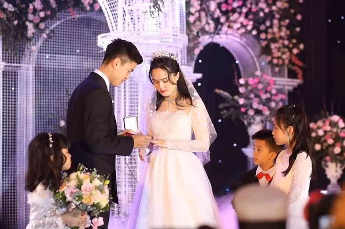 Ngoài ra, đám cưới của cặp đôi sử dụng đến 500 nghìn viên pha lê cao cấp để trang trí. Chú rể Duy Mạnh cũng chơi trội với việc mua rất nhiều bông hồng được chuyển từ Đà Lạt rồi Hà Lan về Hà Nội, phục vụ cho lễ cưới. Ảnh: Saostar.