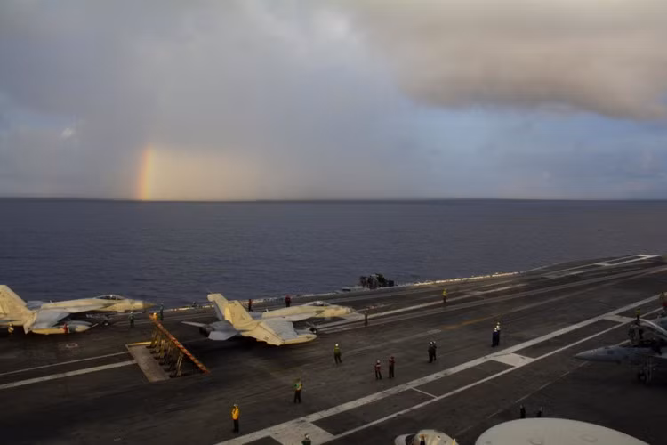 Tiêm kích F/A-18 cất cánh trên tàu sân bay Nimitz. Thời gian gần đây, Hải quân Mỹ tăng cường phô trương sức mạnh ở Ấn Độ Dương - Thái Bình Dương.