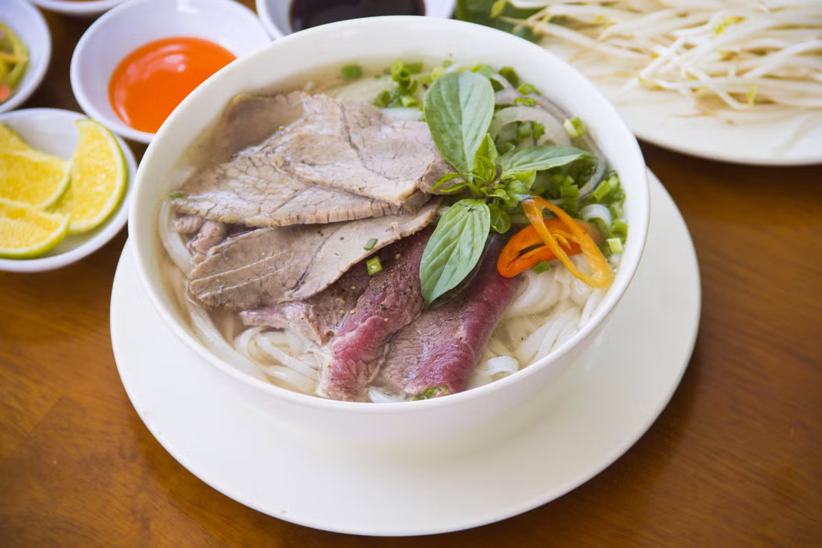 Tuy nhiên, nếu thực khách muốn thưởng thức, không phải cứ “chồng” tiền là có ngay, mà phải chờ đợi 7 ngày sau khi ghi tên đặt hàng vào cuốn sổ đặc biệt. Ảnh minh họa. Video: Bí quyết làm phở bò chuẩn vị Hà Nội. Nguồn: VTC1