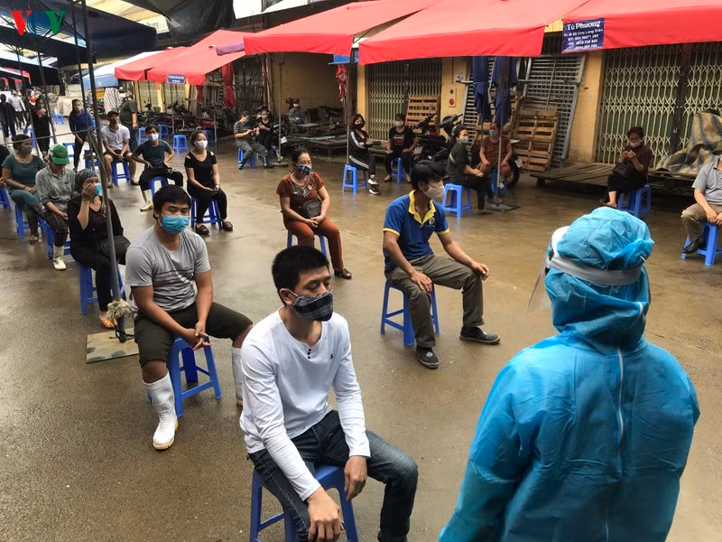 Được biết, trong sáng nay (18/4) có hơn 200 hộ kinh doanh làm việc trong chợ được chọn lọc và lấy mẫu xét nghiệm nhanh.