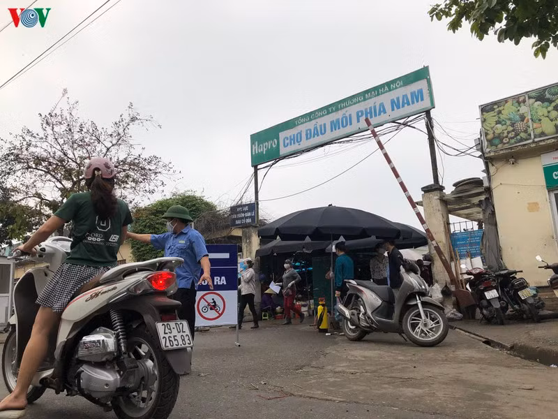 Đối với chợ đầu mối phía Nam (quận Hoàng Mai), người dân và các tiểu thương được nhân viên BQL chợ hướng dẫn, điều phối phương tiện để có thể xét nghiệm nhanh tại Phòng khám Đa khoa Lĩnh Nam (phía đối diện chợ).