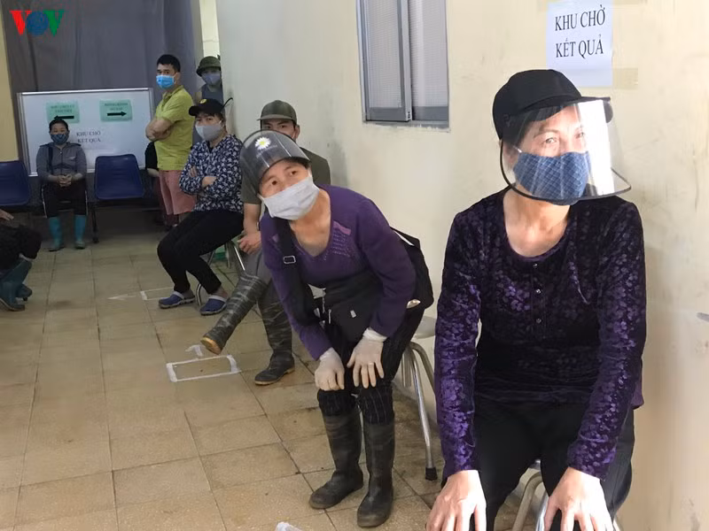 Việc lấy mẫu xét nghiệm nhanh tại các khu chợ được nhiều người dân và tiểu thương quan tâm, ủng hộ.