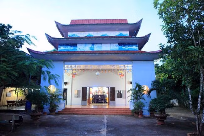 Là người có tấm lòng nhân ái, Phi Nhung nhận nhiều đứa trẻ mồ côi làm con nuôi. Nữ ca sĩ bỏ tiền xây dựng một ngôi nhà tại Bình Phước.