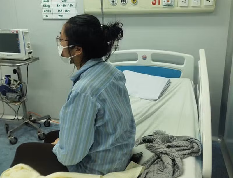 Hiện tại, bệnh nhân Hồng Nhung đang trong phòng điều trị cách ly, sức khỏe ổn định sau khi được thông báo kết quả dương tính với Covid-19. Bố bệnh nhân cũng đã có kết quả âm tính với Covid-19. Ảnh: BSCC Video: PTT Vũ Đức Đam: Nhất định phải chiến thắng cả cuộc chiến. Nguồn: VTC now.