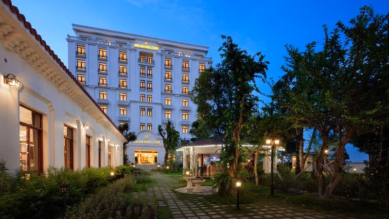 Trước đó, Ninh Bình cũng đã cách ly khẩn cấp 2 khách sạn, 1 homestay với gần 100 người do liên quan đến nữ bệnh nhân nhiễm Covid-19 thứ 17. Đó là khách sạn Hidden Charm (khu du lịch Tam Cốc - Bích Động) và khách sạn Banana Tree (xã Ninh Hải, huyện Hoa Lư, tỉnh Ninh Bình). Ảnh: ivivu.